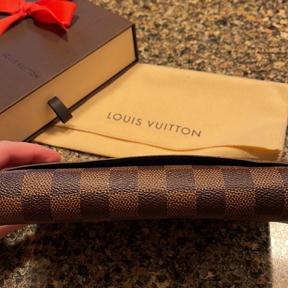Louis Vuitton Sarah Wallet - Picture 9 of 13